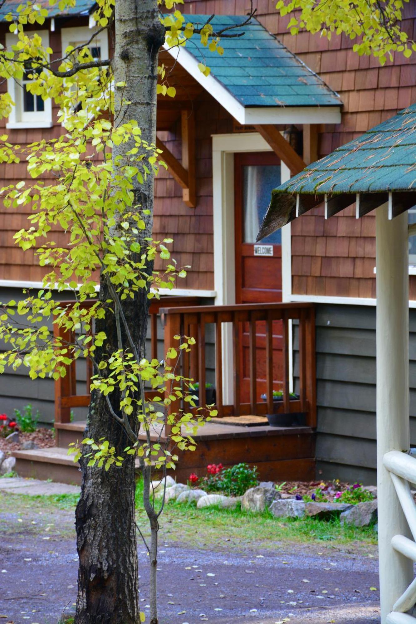 Johnston Canyon Lodge & Bungalows キャッスル・ジャンクション エクステリア 写真